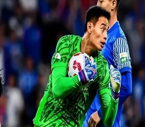 废了25岁国足新星神秘消失，别人比赛他逛商场，恐被邵佳一除名