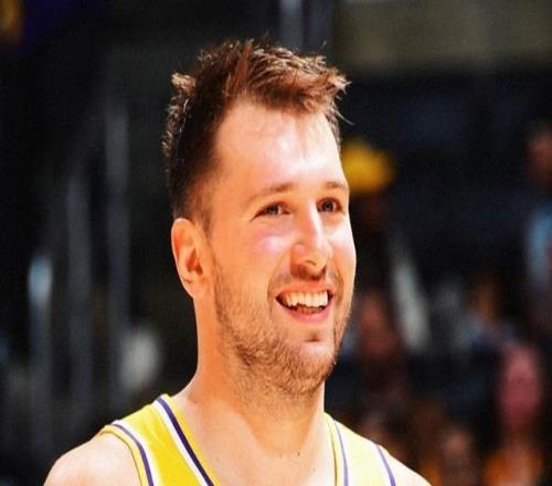 赛季前2场均达成得分40+篮板10+助攻5+，东契奇成NBA历史首人