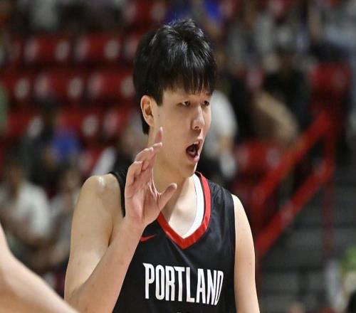 全场3分6次犯规，杨瀚森尴尬结束季前赛！14+10+8，难怪湖人痴迷