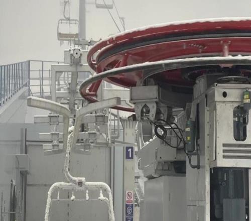 港客被裸冰卡板缝 12 针！华发冰雪世界被质疑存安全隐患