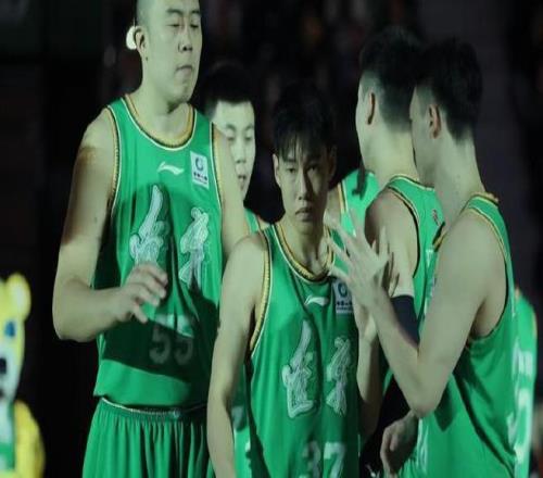 哪有天生的优秀！辽篮新星休赛期身材变化太夸张一点不输付豪