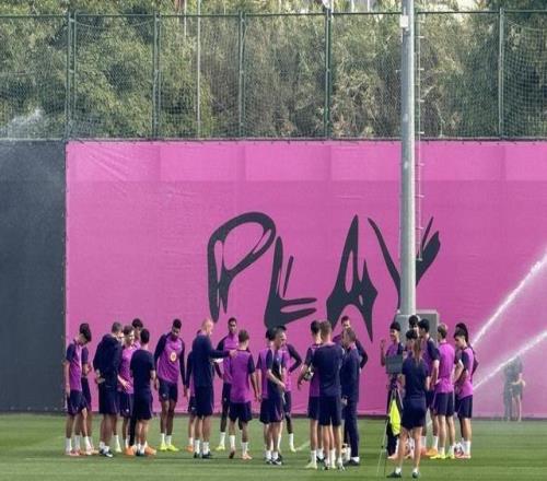 记者：费兰、克里斯滕森和拉菲尼亚缺席了本轮欧冠的赛前训练