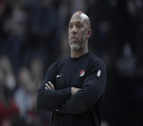 比卢普斯涉赌被抓！杨瀚森只打了1场常规赛，主教练就没了