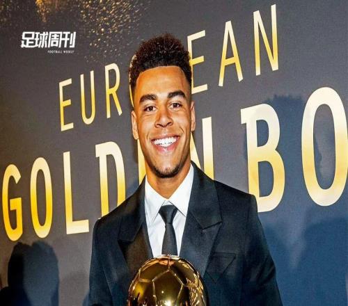 新刊第929期《足球周刊》上市，另有北京国安特别版！