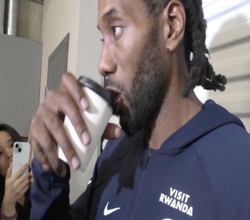 你也玩梗记者询问赛后在喝什么，伦纳德：轩尼诗，开玩笑的