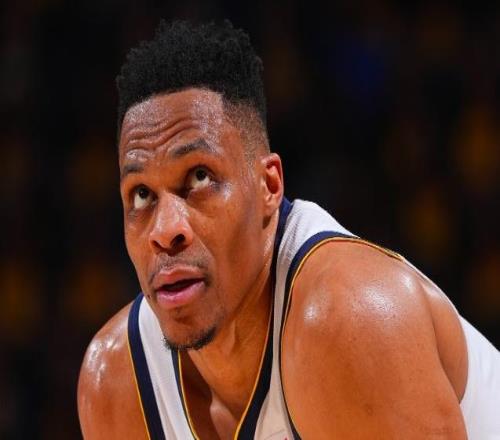 一夜2签2裁达成！威少加盟国王，詹姆斯伤情不乐观，快船又变阵