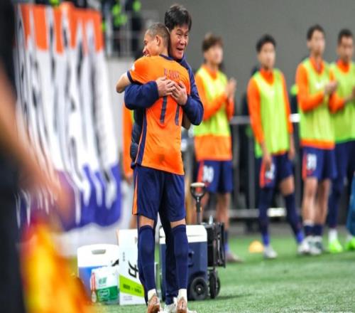 你争冠我保命！青岛海牛将在主场对阵“领头羊”，投资人乔伟光到训练场打气助威