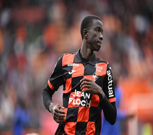 跟队记者：药厂外租后卫法耶重伤，已从洛里昂返回德国