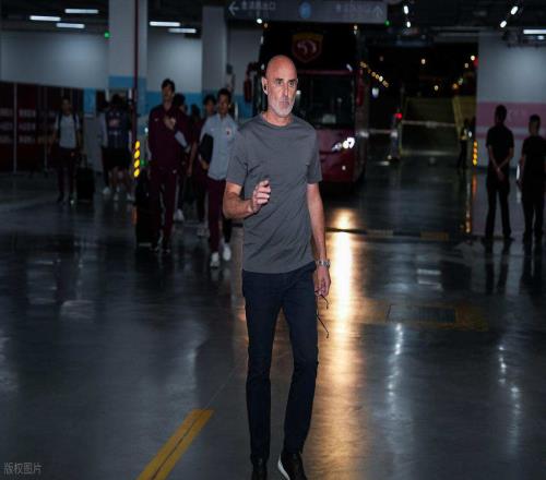 上港球迷放心了！穆斯卡特已放弃去欧洲联赛执教机会，将继续留队