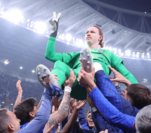 洲际杯连扑4点！26岁巴黎替补门将1战封神夺冠后被队友高举致敬