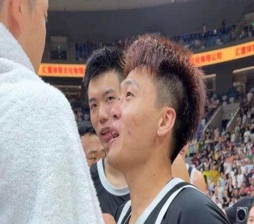 广东男篮热身赛火爆冲突：赵睿遭对手挑衅周鹏挥拳回应