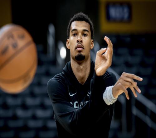 裁判抢镜，湖刺大战双方累计罚球84次，文班等马刺3人毕业