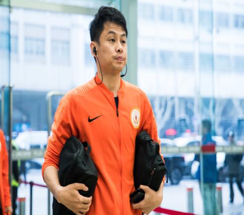 记者：前国脚正式加入青岛西海岸教练组国青门将李昊正在试训