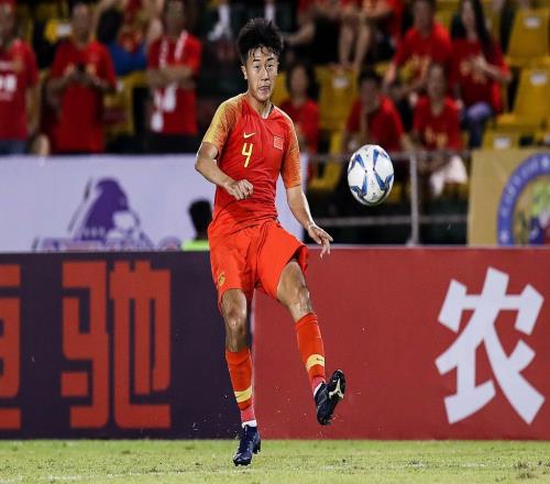 李磊坐轮椅恐难出战日本！国足仅剩2边后卫，是否应补招刘洋等人