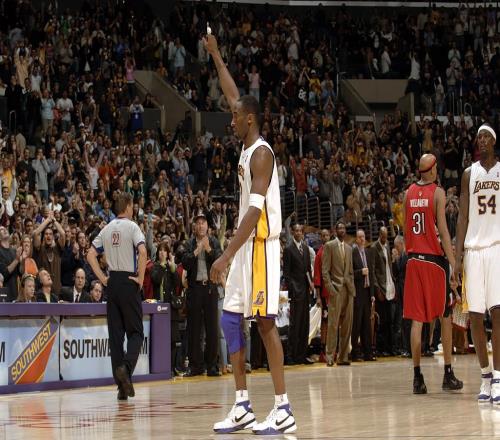 19年前的今天：科比化身屠龙勇士单场爆砍NBA历史第二高的81分