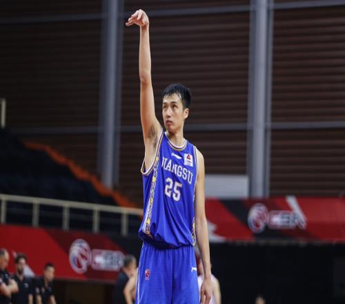 全面发挥难救主！郑祺龙15中8&三分9中4拿到20分4板2帽
