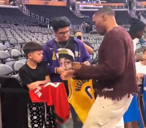 什么仇什么怨威少签名球衣时，故意漏掉湖人队的球衣！