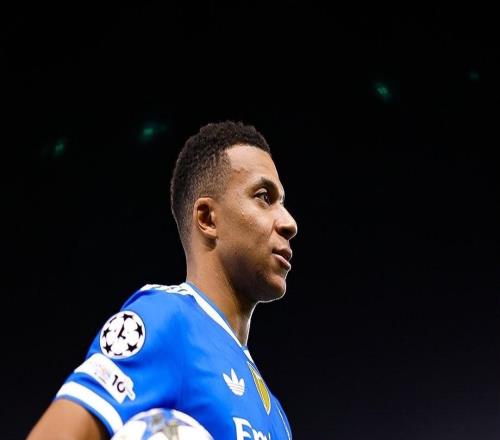 姆巴佩晒手拿全场MVP奖杯和比赛用球照片：团结一致