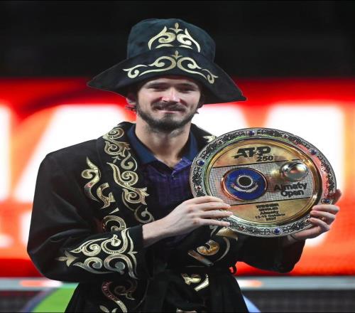 梅德韦杰夫的清醒与雄心：不断进步，缩小与顶尖的差距