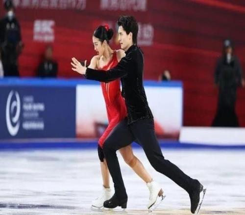 离谱！一个玩偶让美联社破防了？中国花滑选手遭调查