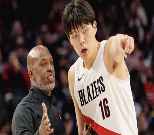 眼泪流下来，杨瀚森被罚下坐替补席哭了，面色泛红不断用毛巾擦脸