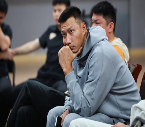大概率是假的推特易建联只关注了湖人和3个虚拟货币账号