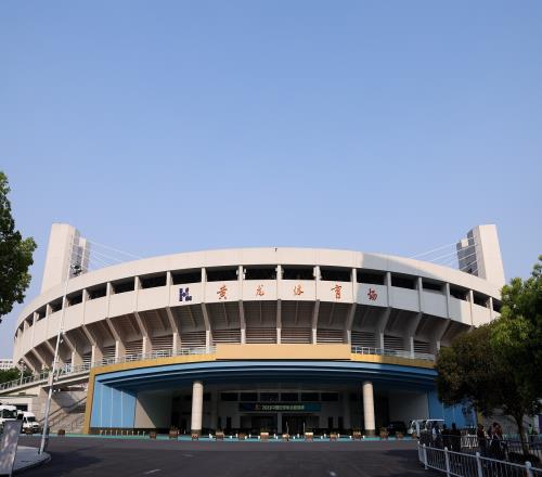 高效！周传雄演唱会后35小时，黄龙体育中心便转换为比赛场地