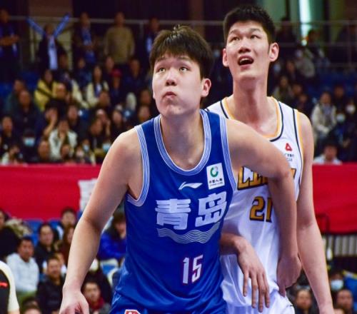 内线对位！胡金秋半场6分5板1助1断1帽&杨瀚森7分1板1助3帽