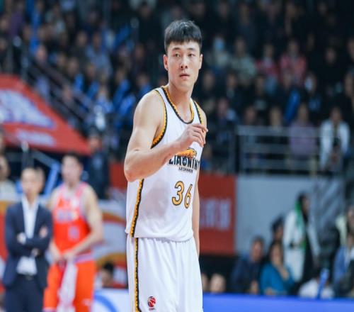 球场小透明鄢手骐上半场出战8分26秒1投0中各项数据挂蛋