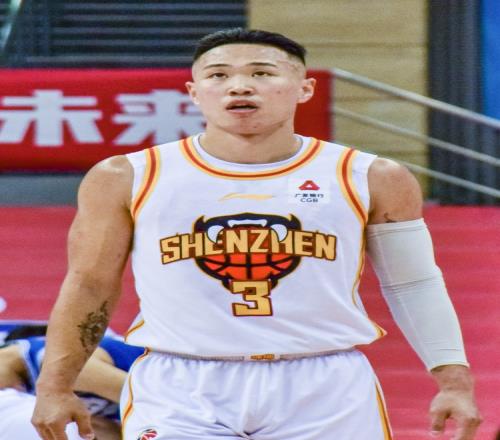 贺希宁：每一场比赛都很重要队伍正努力争取季后赛的机会