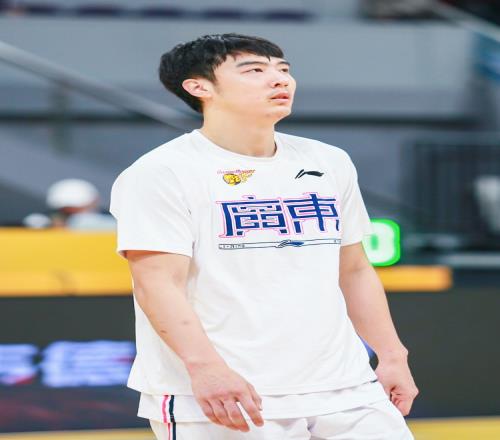 丁佳宁：场上发生冲突时替补球员进来是应判夺权裁判漏判张明池