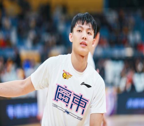 麦穗丰：生病却一直咬牙坚持扛着球队的徐杰是球场上真正的巨人