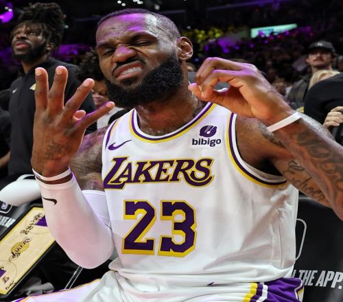NBA官方配图老詹4万分：让我们一起祝勒布朗詹姆斯40岁生日快乐
