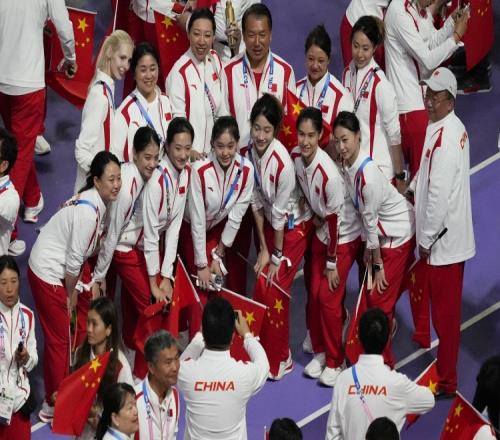 闭幕式拿着中国国旗的金发美女是谁神似精灵女王的俄罗斯教练