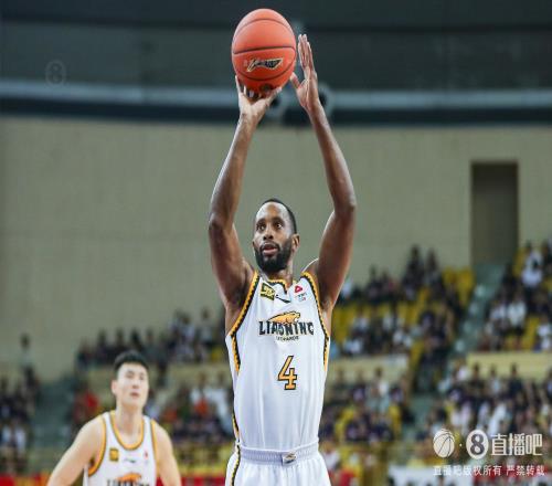 火力很猛！弗格半场13分钟7中5砍最高16分三分5中3