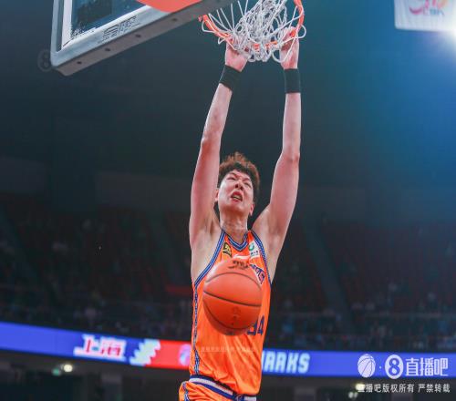高效两双！王哲林19分钟8中6拿下17分10板4助正负值+24
