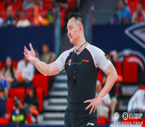 媒体人：闫军敢于在回放后夺权罚下任骏飞这是CBA公平进步的体现