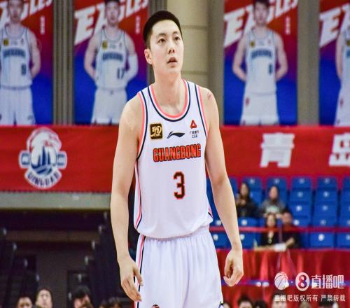 难救主！胡明轩常规赛场均14.2分4.1助季后赛场均15.7分4.7助