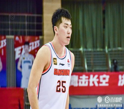 不止会不沉球三分！张皓嘉8投5中贡献全队第二高14分另3篮板