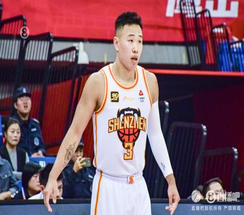 记者：贺希宁感冒有些严重比赛一直出虚汗可能不会随队前往客场