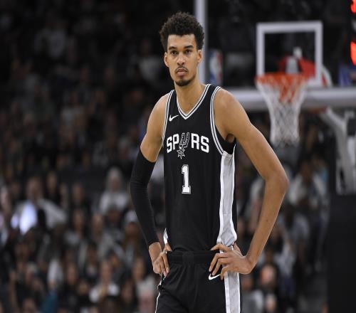文班近三场比赛投进20记三分+送出13盖帽NBA历史首人