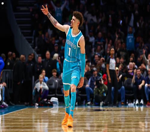拉梅洛鲍尔用201场比赛命中600记三分NBA历史第二快！