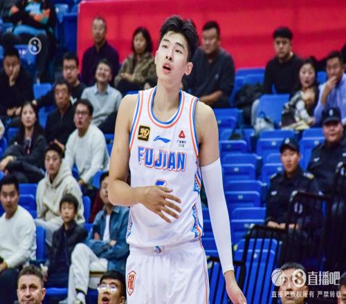 难阻失利！邹阳17中7拿到17分10板2断1帽有5犯规