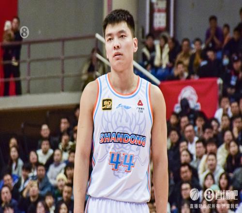 手感不佳！陈培东7中2&三分6中1仅拿5分1板2助4次犯规