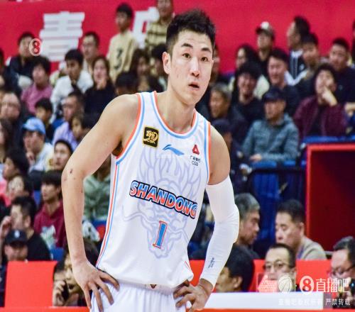 高诗岩半场出战18分钟2中0没有得分&拿到2板1断正负值+3