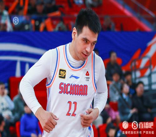 杨文学首发35分钟8中4贡献11分11板&出现5失误5犯规正负值27