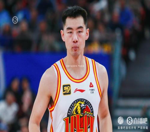 第三节10分也难改局面！崔晋铭13中6&三分7中3拿17分4板