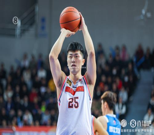 三分命中率29.3%炮台张皓嘉赛季场均5.1分生涯初期三分神准