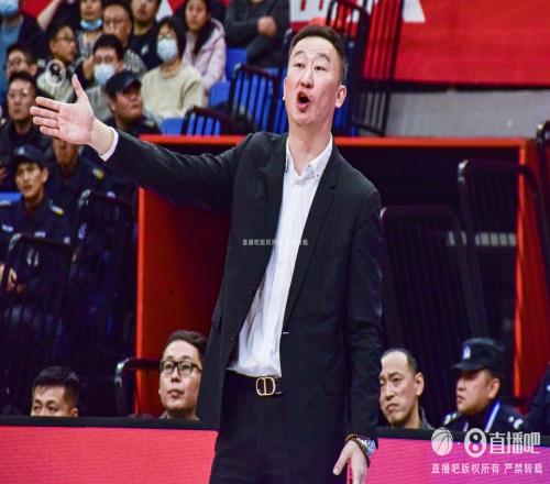 青岛队记：本场恢复差不多的刘维伟应该会重回教练席执教生死战