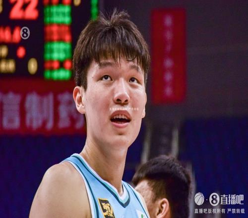 心态被打炸！杨瀚森全场陷入犯规困扰最终6犯离场仅得2分